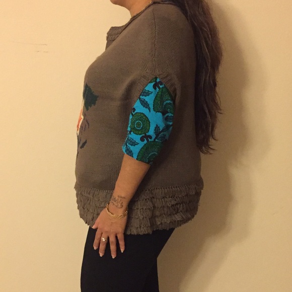 Floral Front design poncho sweater - Picture 3 of 4